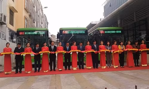 Chủ tịch Hà Nội “khai trương” xe buýt nhanh BRT đầu tiên Chu tich Ha Noi “khai truong” xe buyt nhanh BRT dau tien