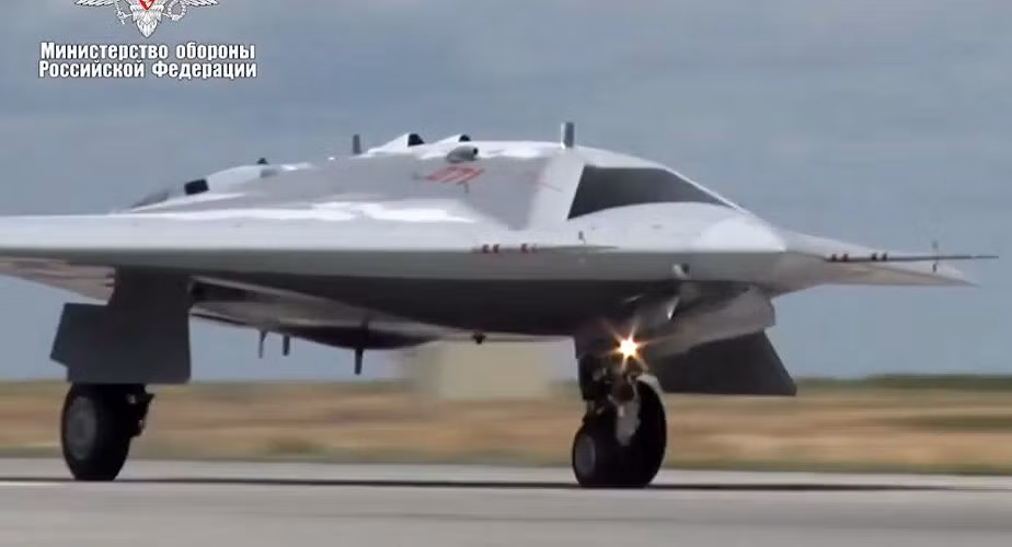 Trước đó đã có thông tin từ các nguồn mở cho biết giá trị của UAV Okhotnik được ước tính vào khoảng 1,5 - 1,6 tỷ Ruble, như vậy chi phí của máy bay đã được điều chỉnh giảm nhẹ.