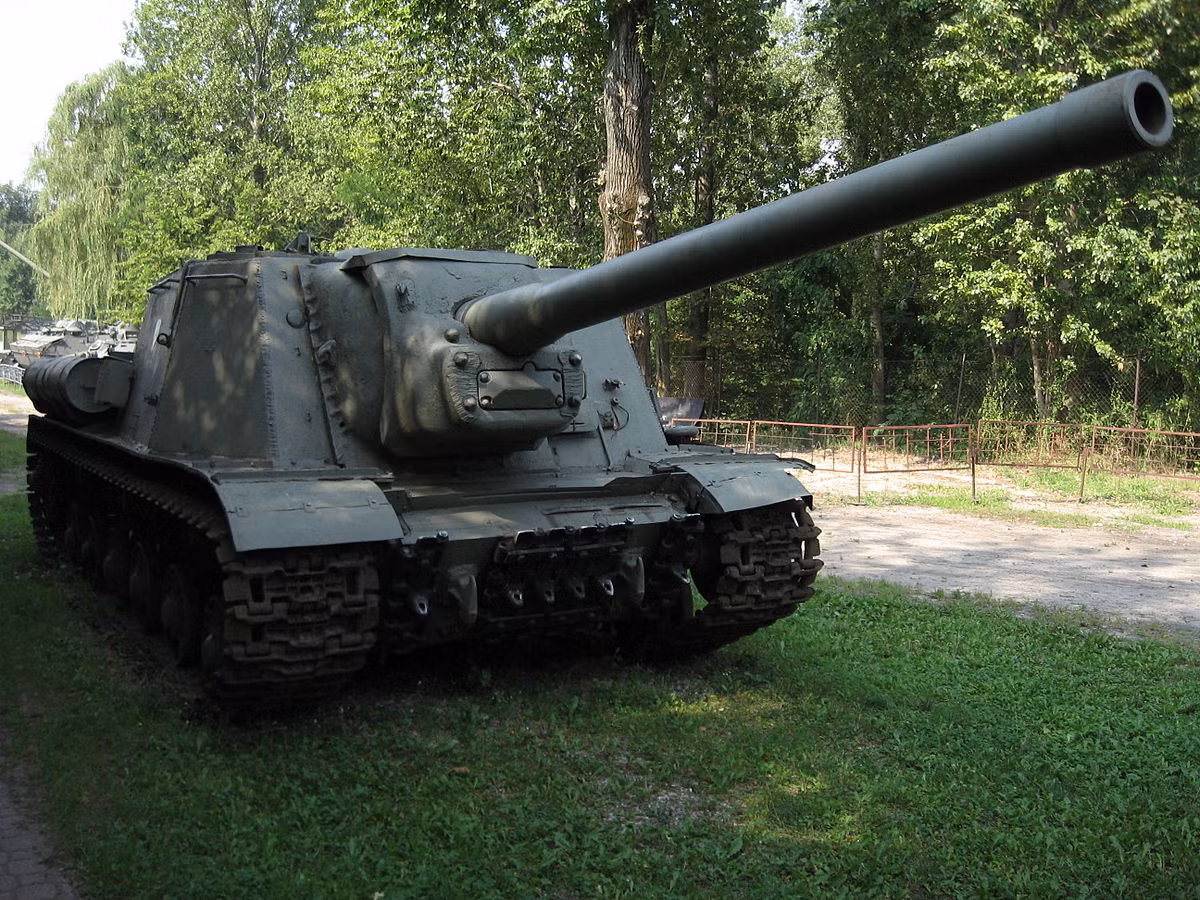 Pháo chống tăng ISU-122 trang bị nòng pháo A-19S hoặc D-25S đều có góc nâng nòng là 18 độ, trang bị kính ngắm ST-18 hoặc Tsh-17, tầm bắn hiệu quả khoảng 1,5km (trong khi ISU-152 chỉ là 900m), tầm bắn xa nhất khi tác xạ trực tiếp là 5km.