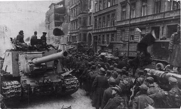 Tuy nhiên, trong tác chiến đô thị, khẩu pháo nòng dài 122mm khiến cho ISU-122 vận hành đôi lúc khó khăn, không thực sự cơ động.