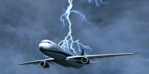 Điều gì xảy ra khi máy bay gặp thiên tai, mưa bão, đây là điều không ít hành khách thắc mắc. Máy bay không dễ dàng lật, ngửa hay quay tròn như bị hút vào vòi rồng và rơi tự do.