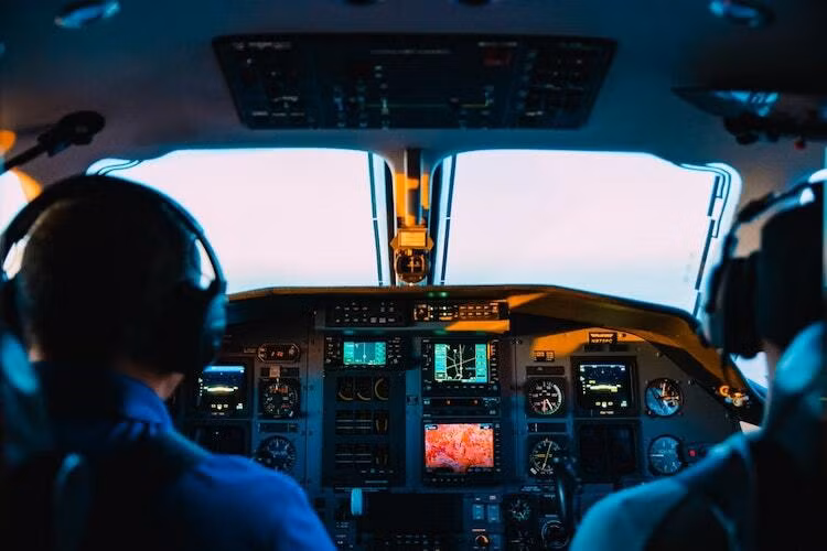 Người quyền lực nhất trên máy bay không ai khác chính là cơ trưởng. Đây chính là nhân vật có thể bắt giữ, đưa ra hình phạt với bất kỳ hành khách ngang bướng nào một khi cửa máy bay đã đóng lại.