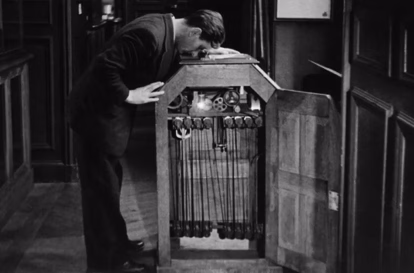 Ngay lập tức, hai thiết bị này đã chinh phục toàn châu Âu, đặc biệt là kinetoscope - người xem khi ghé mắt vào kính lúp sẽ thấy các hình ảnh chuyển động nhờ ánh sáng chiếu từ một ngọn đèn phía sau cuộn phim.