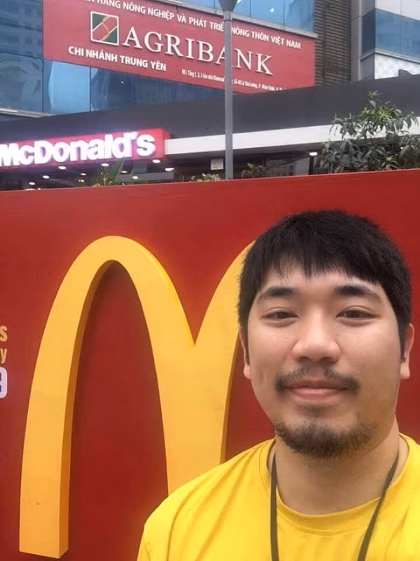 Tuy vậy, chàng vlogger đình đám một thời này dừng làm vlog chỉ sau hơn 1 năm được biết đến, cũng rất hiếm cập nhật thông tin trên trang cá nhân. Một lần hiếm hoi cư dân mạng ''soi'' được bức ảnh hiện tại, khác xa với quá khứ của anh.