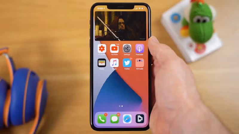 Điều mà nhiều iFan mong đợi bấy lâu - tính năng Ảnh trong Ảnh cũng xuất hiện trên iOS 14. Picture-in-Picture cho phép bạn xem video ở một cửa sổ thu nhỏ trong khi tương tác với các ứng dụng khác trên iPhone như nhắn tin trên iMessage hoặc Email.