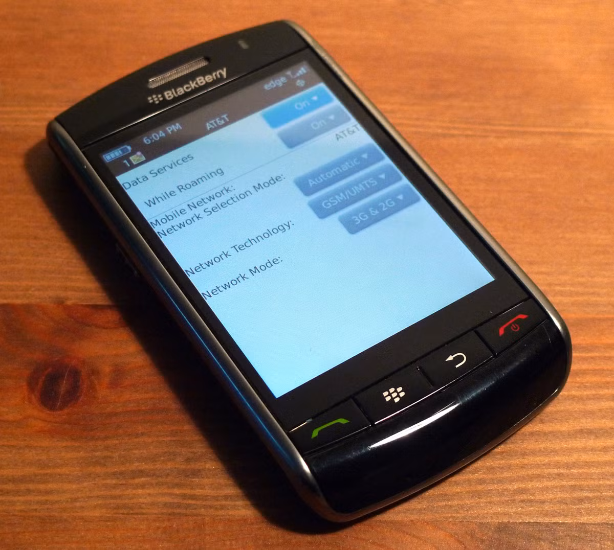 BlackBerry Storm là kết quả lần đầu tiên thử sức với smartphone màn hình cảm ứng của BlackBerry. Mẫu Storm 9500 có camera 3.2-megapixel và màn hình 360x480. Nó còn có bộ nhớ trong 1GB.