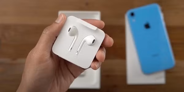 Do đó, dù việc bỏ củ sạc và tai nghe trên iPhone mới chỉ là tin đồn, nhưng nhiều người tin rằng khả năng việc này sẽ trở thành sự thật là rất cao.