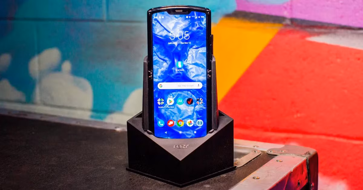 Sự thay đổi đáng chú ý nhất nằm ở bên trong máy, nơi nó sử dụng chip Snapdragon 765G hiệu suất cao hơn và tốc độ dữ liệu di động nhanh hơn, kết hợp với RAM 8 GB và bộ nhớ trong 256 GB.