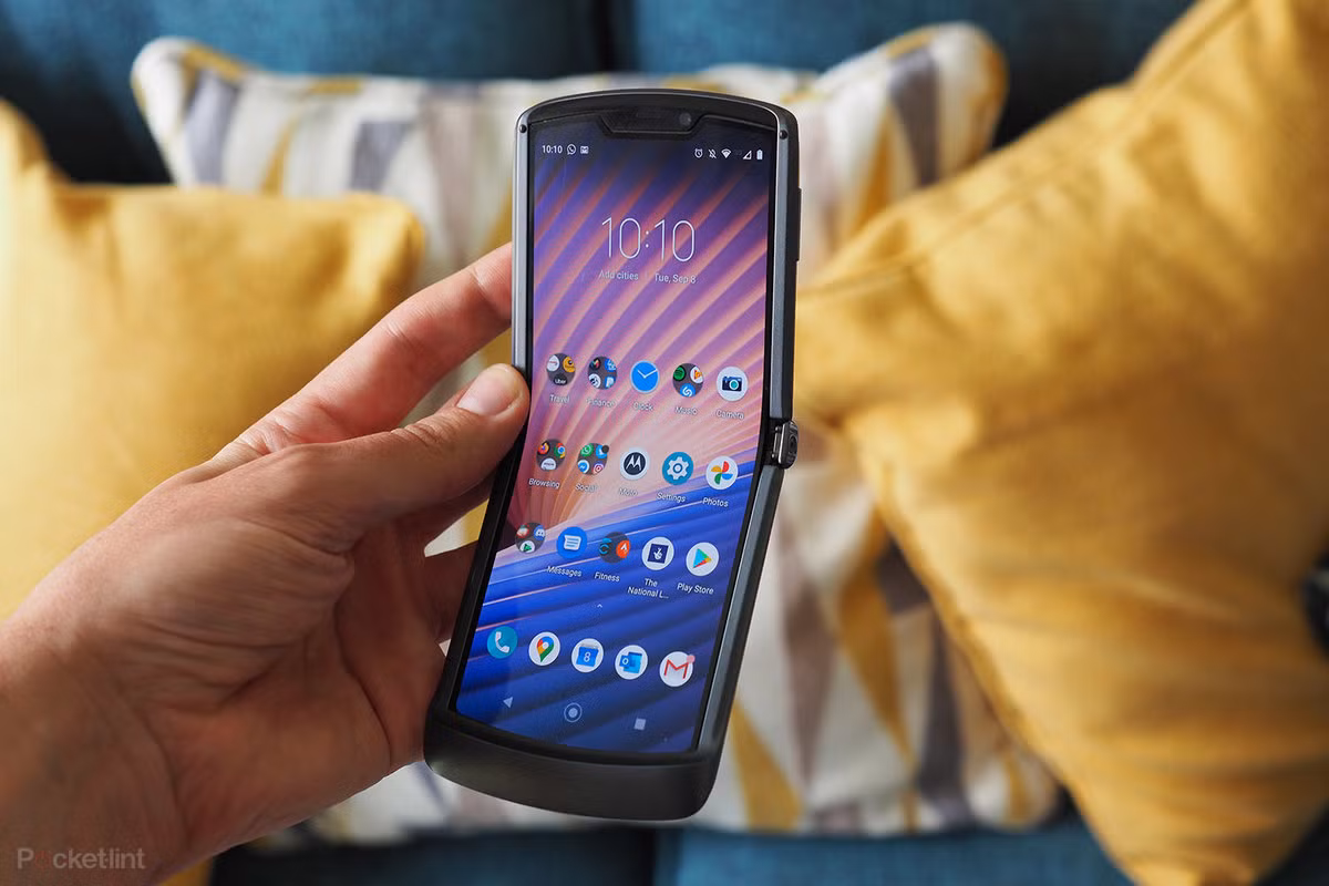 Điều đặc biệt của Motorola Razr 5G so với những điện thoại gập lại hiện tai là khi mở ra màn hình bên trong luôn căng, phẳng như màn hình bình thường, không có nếp nhăn.