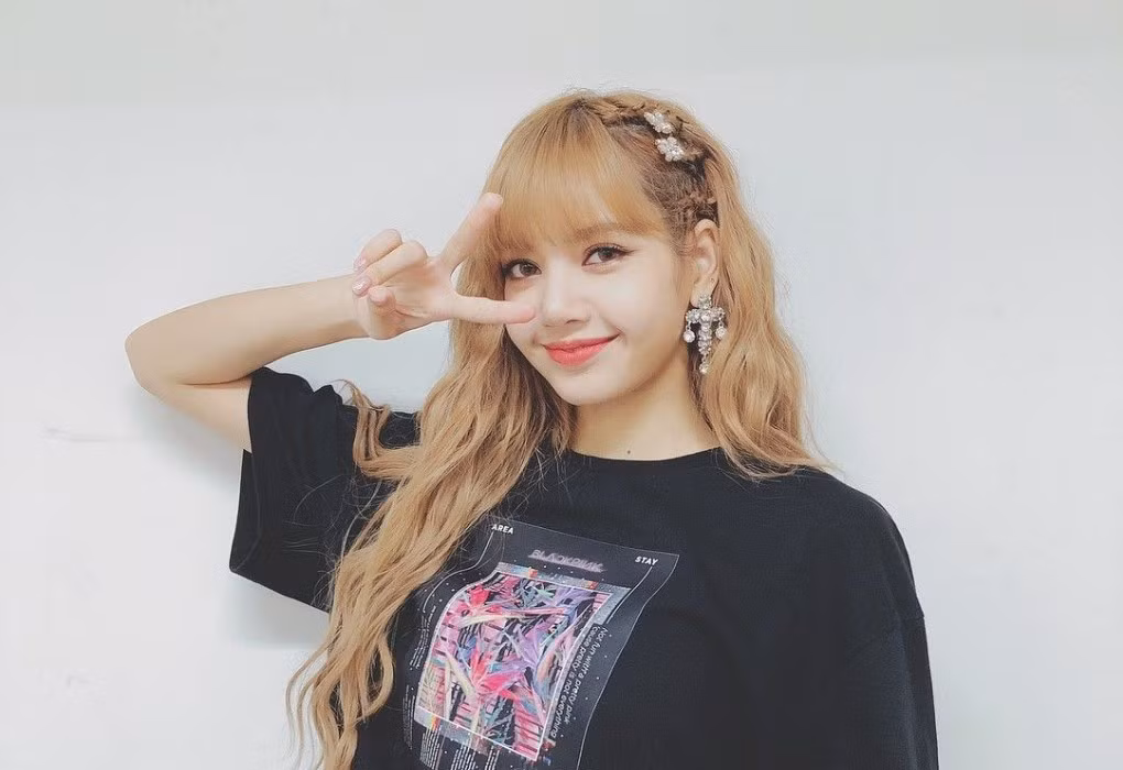 Kể từ khi tạo kênh vào tháng 10/2018, nữ ca sĩ đã có 107 triệu lượt xem trên 9 video. Hiện Lisa có thể thu về 83,000 USD/tháng, 996,400 USD/năm từ nền tảng này.