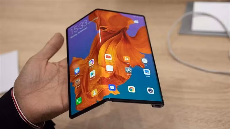 Chỉ vài ngày sau đó, ông lớn công nghệ Trung Quốc Huawei giới thiệu điện thoại gập Mate X. Dù vậy, do bị Mỹ đưa vào danh sách hạn chế khiến nó không còn có thể dùng hệ điều hành Android, Mate X kém thành công hơn mong đợi.