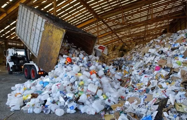 Không chỉ tại Việt Nam, việc vận chuyển, thu gom và xử lý rác thải là vấn đề "nóng" được nhiều nước quan tâm bởi nó ảnh hưởng đến mỹ quan đô thị cũng như cuộc sống của người dân. Trên thế giới, nhiều quốc gia đặc biệt là tại châu Âu đã chứng minh sự thành công với công nghệ xử lý rác thải hiện đại và thông minh, mà nhiều nước đang phát triển đáng học hỏi.