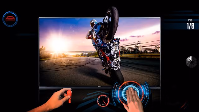 TV được trang bị thêm trợ lý ảo thông minh giúp gọi nhanh các ứng dụng và tìm kiếm các thông tin cần thiết ngay trên TiVi. Trợ lý ảo này còn hỗ trợ nhiều chức năng độc đáo khác tuy nhiên điều này cần người dùng đánh giá khi sử dụng thực tế.