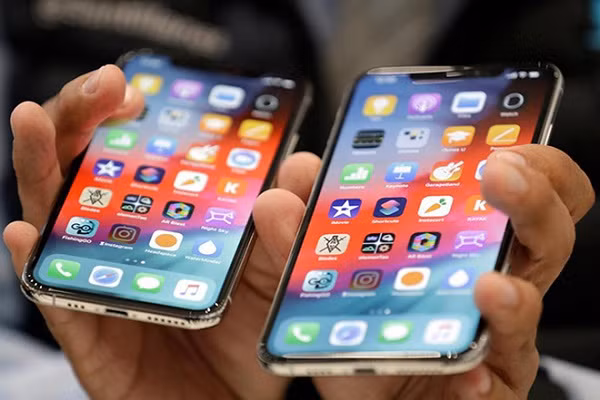 Trong trường hợp đó, nhiều người có thể chuyển sang dùng một chiếc smartphone hãng khác, với nhiều nét phân biệt dễ dàng hơn để khỏi phí công chọn lựa. Ở giả thuyết này có thể nói, Apple đã rất khôn ngoan khi loại bỏ số 9 ở giữa, chỉ để lại 2 cán cân 8/8 Plus và X.