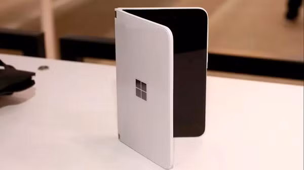 Còn ông Panos Panay, giám đốc Surface thì tiết lộ thông tin về chiếc ốp lưng dành cho Surface Duo.