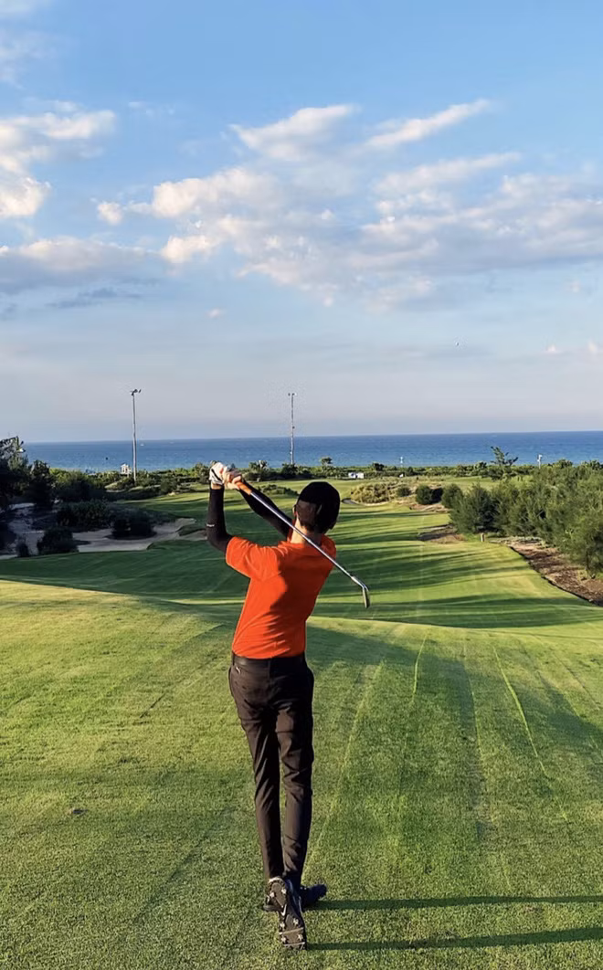Em trai của Phan Thành là Phan Hoàng, cũng là dân nghiện golf thứ thiệt. Gần đây, anh chàng chính là người khiến bạn gái xinh đẹp Khánh Hà có động lực ra sân golf.
