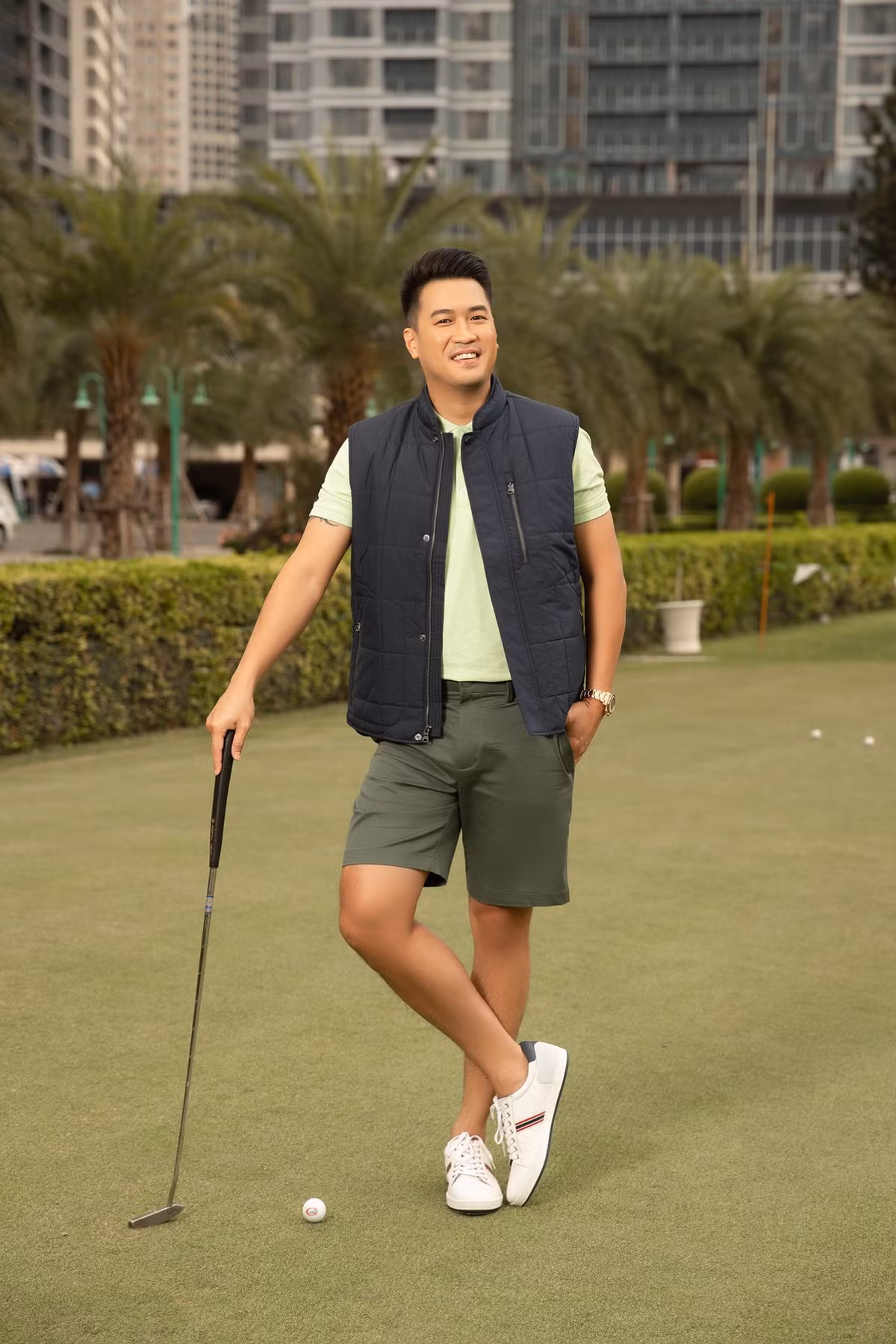 Phillip check-in tại các sân golf với trang phục khỏe khoắn, năng động.
