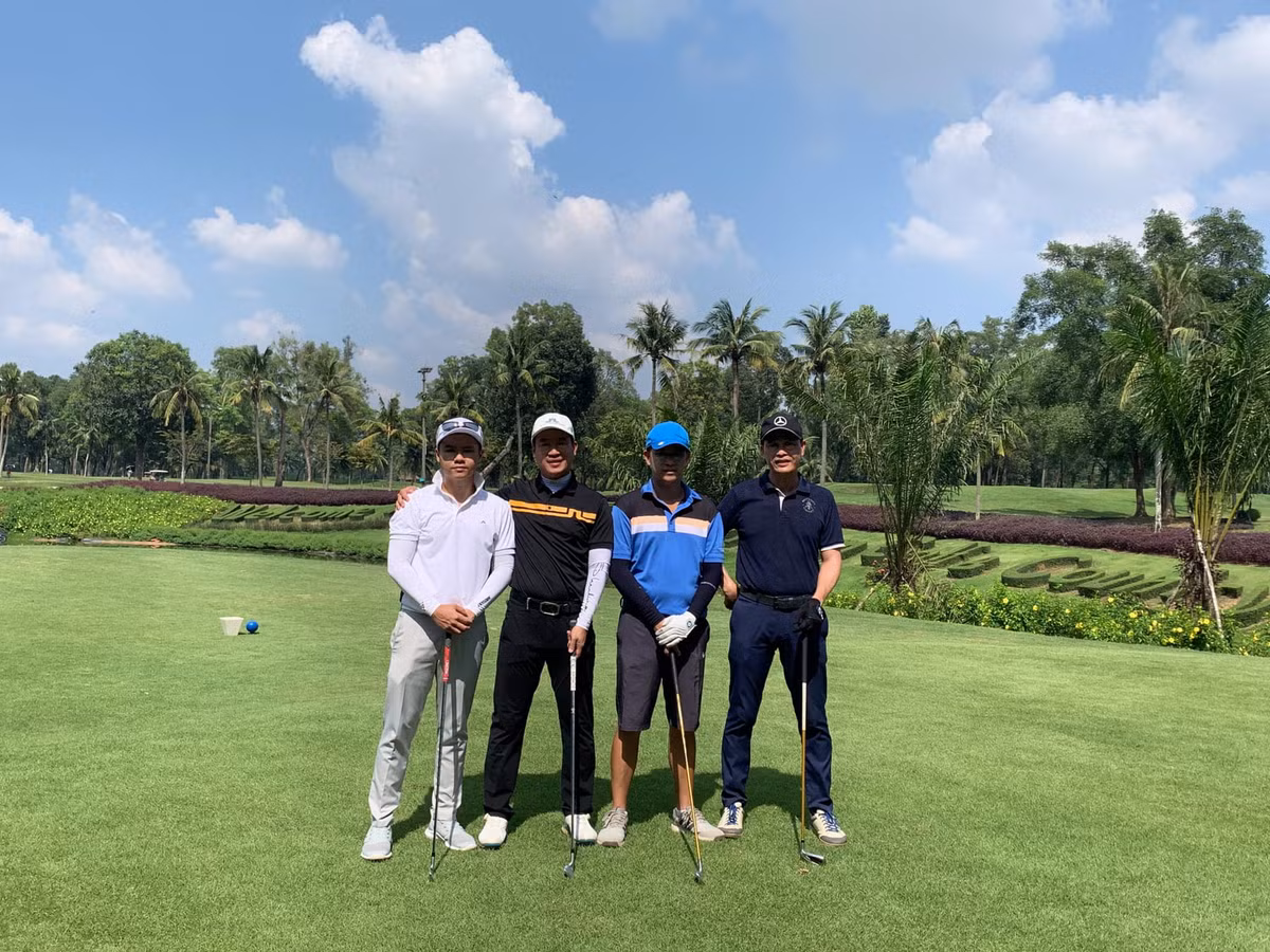 Bằng chứng là loạt hình ảnh thiếu gia này check-in tại các sân golf nổi tiếng cùng bạn bè đăng tải trên trang cá nhân.