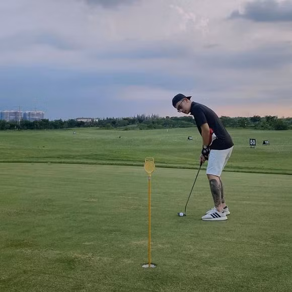 Tống Đông Khuê cũng check-in mòn giày tại các sân golf trong nước và quốc tế. Chàng thiếu gia đình đám này mê chơi golf đến mức đi du lịch cũng mang theo...cho đỡ thèm.