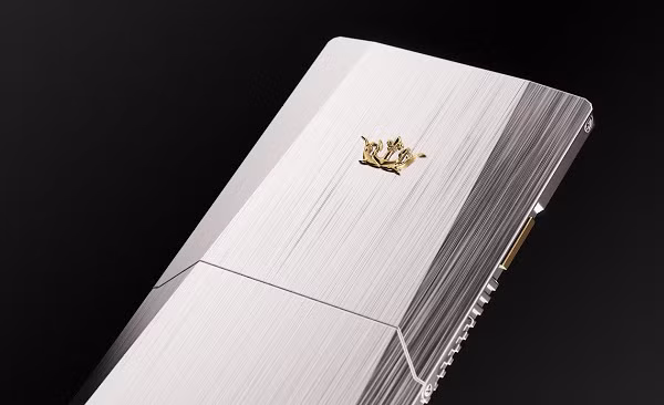 Chiếc iPhone phiên bản tỷ phú này còn được trang trí độc quyền in nổi hình vương miện Caviar. Mặt còn lại có tên thương hiệu cùng dòng chữ CYBER trên chèn titan đen, được làm từ vàng nguyên chất 750.