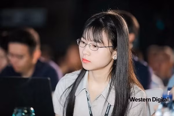 Không hề kém cạnh cánh mày râu, cô gái nhỏ bé Yao Ting đã ''đánh bật'' nhiều đối thủ tiềm năng để trở thành một trong những ''thiên tài'' nhận lương khủng giúp hồi sinh Huawei. Yao Ting hiện là Tiến sĩ chuyên ngành kiến trúc hệ thống máy tính, nghiên cứu về phương tiện lưu trữ mới (NVM, SMR), cơ sở dữ liệu và hệ thống lưu trữ giá trị khóa.