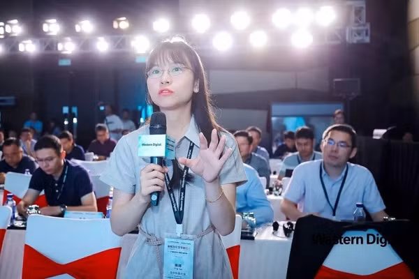 Từng nhận được nhiều lời mời làm việc từ các ông lớn công nghệ Trung Quốc nhưng sau đó đã gửi sơ yếu lí lịch và bắt đầu tham gia các vòng phỏng vấn vào Huawei giống như Zhang Ji