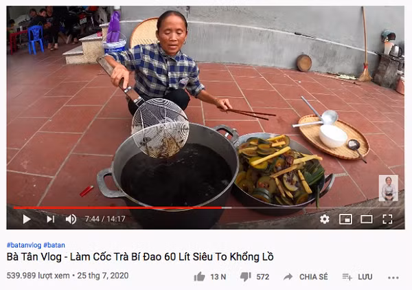 Mới đây, trước khi chuyển hướng sang thực hiện món ăn siêu nhỏ, bà Tân đã làm cốc trà bí đao siêu to khổng lồ cuối cùng. Và như thường lệ bà lại mời ''các cháu'' (những vị khách đến nhà bà hôm đó) để thưởng thức và nêu cảm nhận về món ăn.