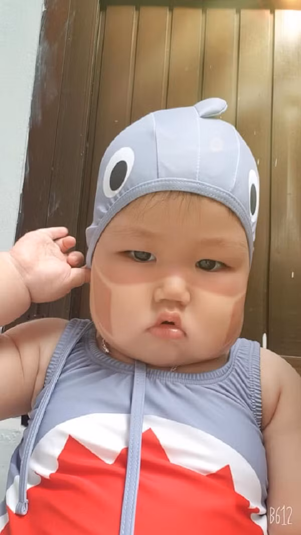 Liên hệ với mẹ bé thì được biết, em bé có tên Huyn Min, 1 tuổi và đang sinh sống tại Hàn Quốc.