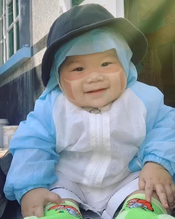 Cậu bé này còn có cả đồ bảo hộ nữa nè!. (Ảnh: Huỳnh Ái Vân)