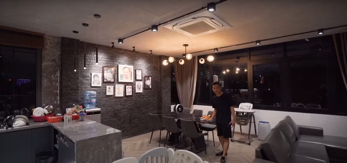 Phòng khách và bếp có không gian mở trên tầng 6.