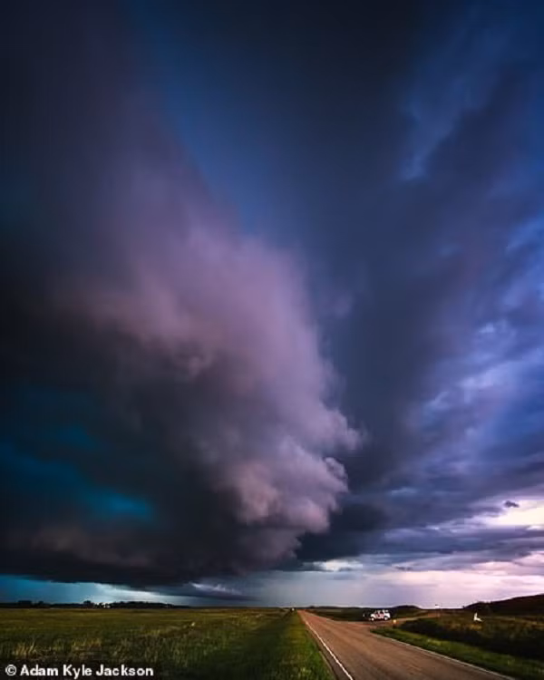 Vẻ đẹp ma mị, đáng sợ của những cuộn mây âm u tại Bassett, Nebraska. Hiện tượng lạ: Bão Irma khiến nước biển bị rút cạn hàng Km | VTC14