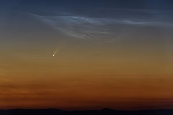 Giám sát viên Joe Masiero, Phòng thí nghiệm Động cơ phản lực của NASA cho biết, đây là sao chổi sáng nhất xuất hiện bay qua Trái Đất kể từ giữa những năm 1990.