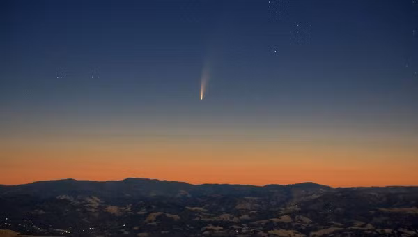 Sao chổi Neowise, còn gọi là C/2020, đến từ những nơi xa nhất trong hệ mặt trời. Hiện tượng này sau 7000 năm mới xuất hiện và sẽ không quay trở lại hành tinh xanh cho đến tận năm 8.786.