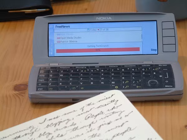 Nokia 9500 Communicator là một điện thoại thông minh Nokia được sản xuất vào năm 2004. Điều khiến chiếc điện thoại này đặc biệt là có hai màn hình - một màn hình bên trong đầy đủ chức năng với bàn phím QWERTY, và một màn hình hạn chế chức năng bên ngoài như những điện thoại thông thường khác.