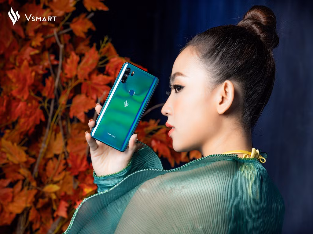 Kể từ khi ra mắt người dùng, thương hiệu smartphone Việt của tập đoàn Vingroup dường như chưa chọn bất kỳ celeb (người nổi tiếng) hay influencer (người có tầm ảnh hưởng) nào làm gương mặt đại diện cho sản phẩm của mình.