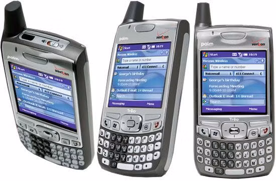 Chiếc smartphone Treo 700W chạy Windows Mobile, một chiếc điện thoại hợp nhất giữa Microsoft và Palm thiếu vắng hầu hết những điểm nhấn về mặt phần mềm khiến nó trở thành chiếc máy vô hồn.
