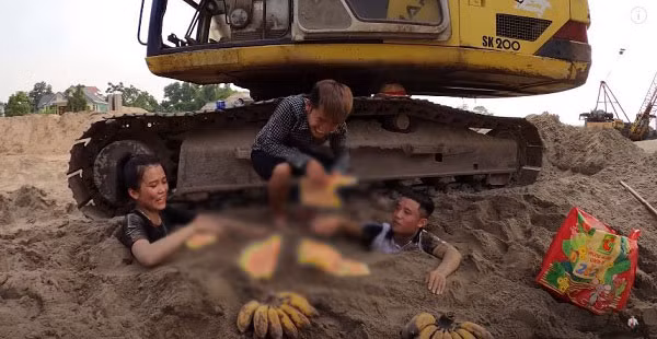 Sau đó, con trai bà Tân lôi ra trong túi đã chuẩn bị sẵn vài nải chuối, tiền âm phủ, nén hương mà trong clip có lý giải là để... "cúng vong cho 2 đứa em ngoan hiền lại".