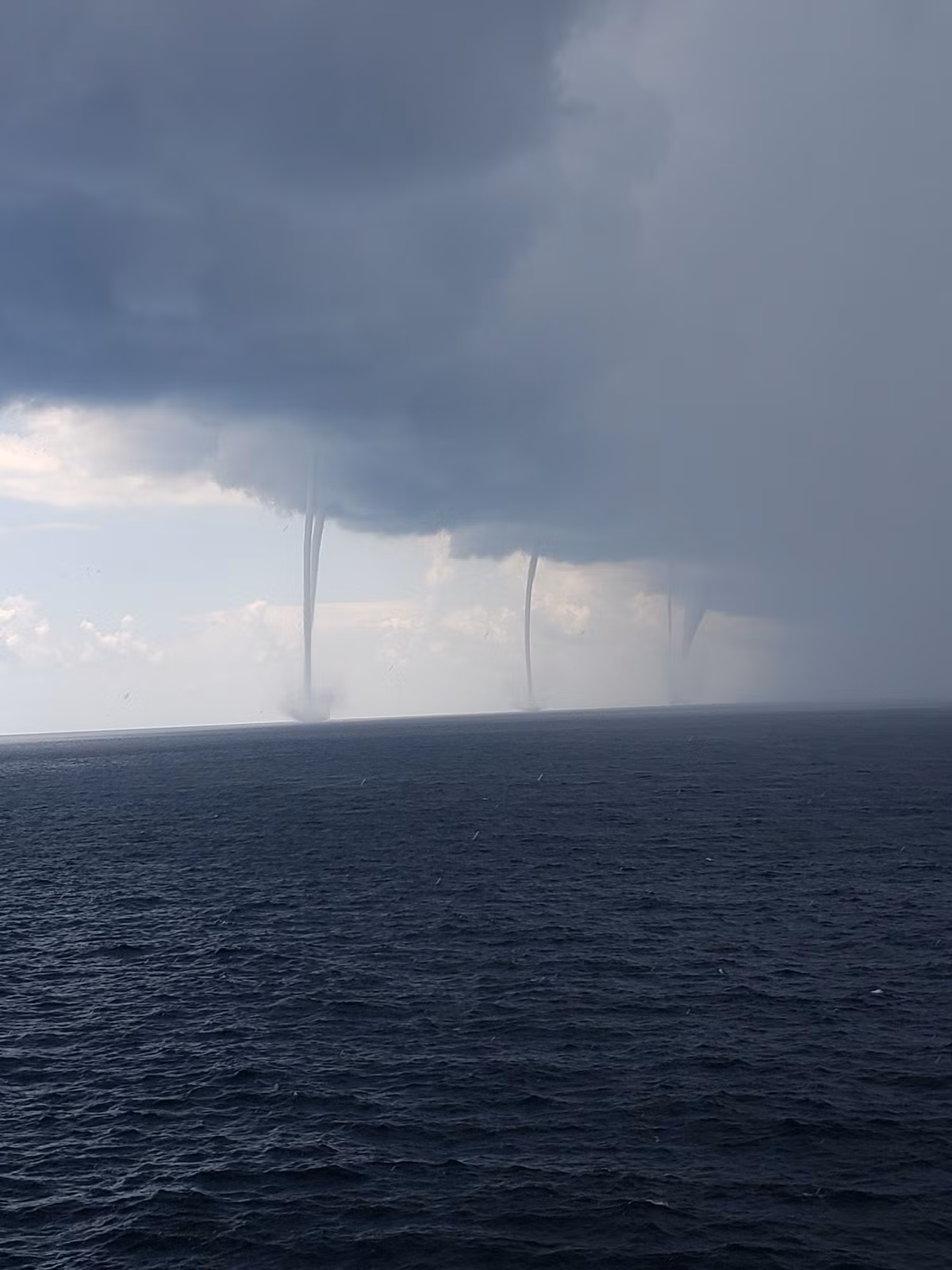 Cơ quan Quản lý Khí quyển và Đại dương Quốc gia (NOAA) giải thích, hiện tượng ''rồng hút nước'' mà người dân bắt gặp thực chất là một cơn lốc xoáy xảy ra trên mặt nước.
