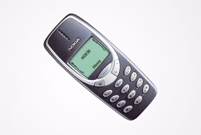 Điện thoại huyền thoại của Nokia có kích thước 113 × 48 × 22 mm và nặng 133g. Màn hình HD quad pixel-popping với độ phân giải 84 x 84 pixel cho hiển thị sắc xanh đơn sắc khiến hàng triệu người dùng mê mệt.