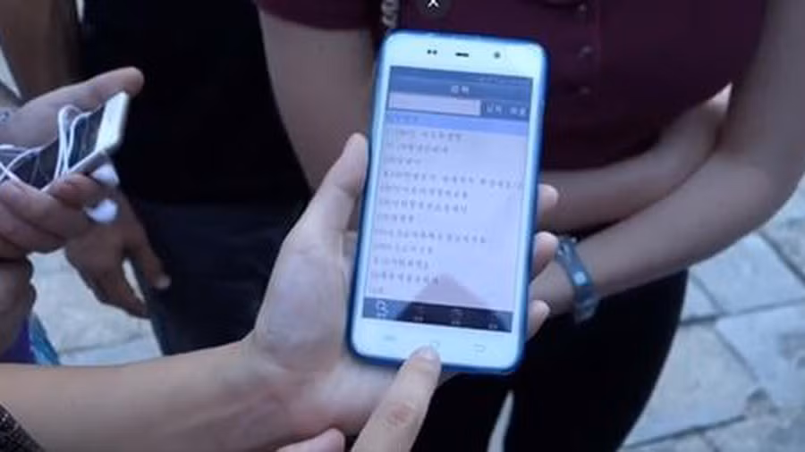 Có một điểm thú vị là đến năm 2015, Triều Tiên đã có trang mạng hỗ trợ mua sắm trực tuyến đầu tiên tên là Okryu. Theo Business Insider, người dân Triều Tiên đang online nhiều hơn.