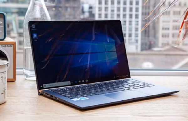 Theo trang công nghệ này, laptop tốt nhất cho sinh viên là Asus ZenBook 13 UX333 với ưu điểm là thiết kế nhỏ gọn nhất thế giới nhưng lại có hiệu năng mạnh mẽ, đáp ứng tiêu chuẩn về độ bền bỉ.