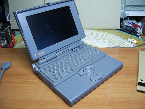 Bắt đầu từ đây, những chiếc laptop đã có cuộc lột xác ngoạn mục. Apple trở lại với một dòng máy tính xách tay với tên gọi PowerBook, kiểu dáng thời trang phong cách, thiết kế gọn nhẹ, nổi bật với chuột bi lăn tích hợp và bàn phím thu gọn về phía trên dành chỗ nghỉ tay.