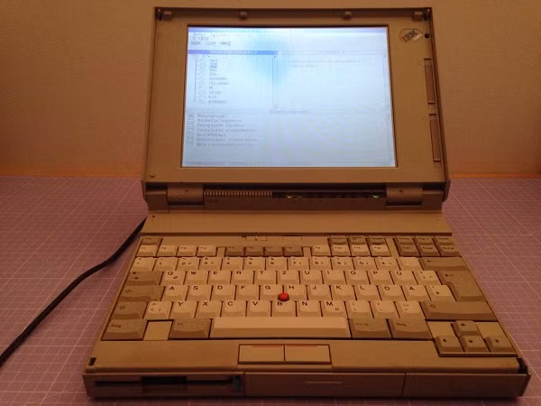 ThinkPad 700C (22/10/1992) là laptop đầu tiên được trang bị màn hình màu ma trận động với nút di chuột độc quyền Trackpoint. Thật đặc biệt, thiết kế này giờ đã trở thành truyền thống của laptop IBM và vẫn hiện hữu trên các laptop đời ''con cháu'' của nó trong suốt hàng chục năm qua.
