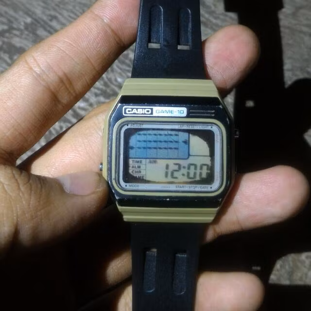 Một chiếc đồng hồ có thể chơi game ư? Đúng như tên gọi, chiếc Casio Game-10 này được tích hợp một game nhỏ giúp người đeo có thể giải trí lúc rảnh rỗi với trò chơi là phiên bản kết hợp giữa game Space Invaders và Defender.