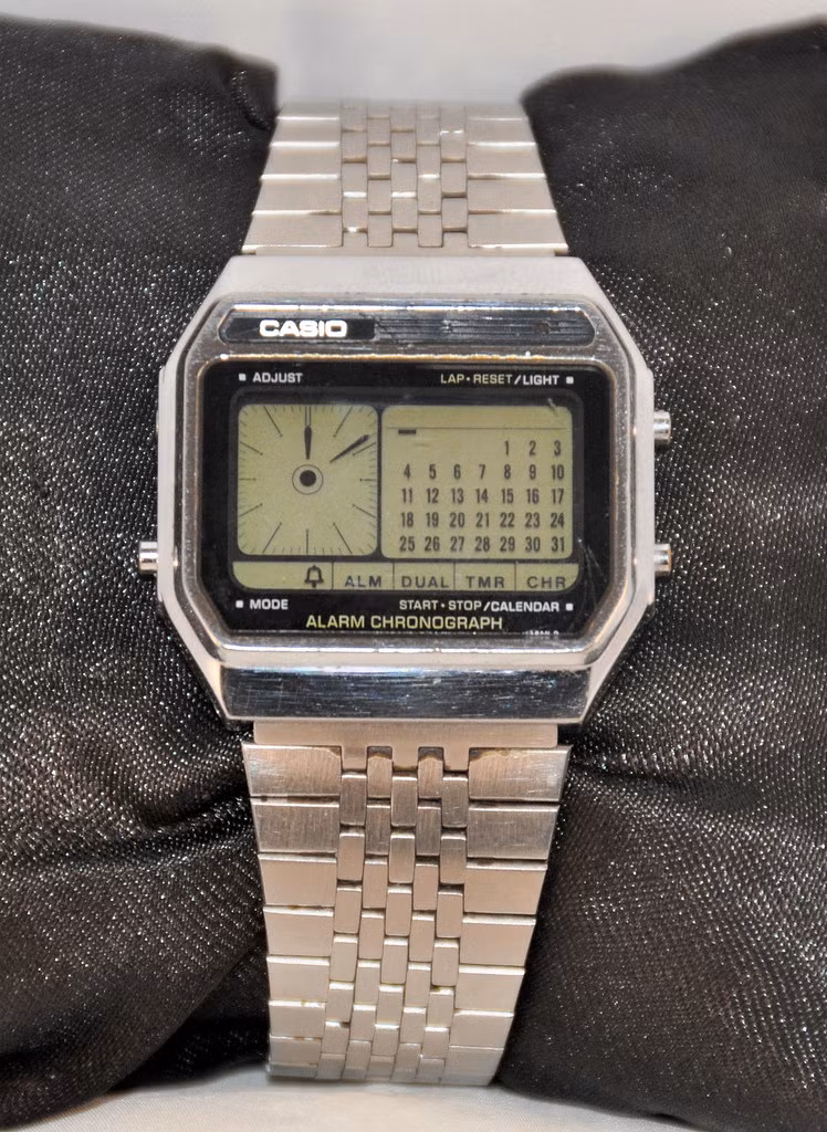 Thời còn chưa có Apple Watch hay Galaxy Watch,...Casio luôn thống trị trong lĩnh vực đồng hồ điện tử và Casio AX-210 là chiếc đồng hồ lịch tháng cực độc của hãng. Nó có một màn hình khá to, vừa thể hiện được một mặt đồng hồ vừa có cả lịch tháng đồng thời hỗ trợ đến 3 âm báo nhạc báo thức khác nhau.