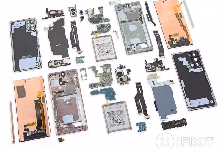 Chuyên trang công nghệ iFixit đã ngay lập tức thực hiện một màn mổ xẻ để cung cấp cho chúng ta cái nhìn rõ hơn về những gì bên dưới camera khổng lồ của smartphone này. Sau đó phát hiện ra rằng cả hai điện thoại đều thiếu tản nhiệt bằng đồng mà Samsung đã sử dụng trên các điện thoại trước đây để làm mát bộ xử lý của họ trong các phiên chơi game kéo dài.