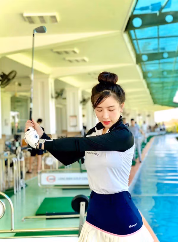 Từng ''nổi như cồn'' nhờ loạt hình ảnh khoe body chuẩn chỉnh tại phòng tập gym, hotgirl Phương Bora còn ''đốt mắt'' dân tình với những khoảnh khắc quyến rũ trên sân golf.