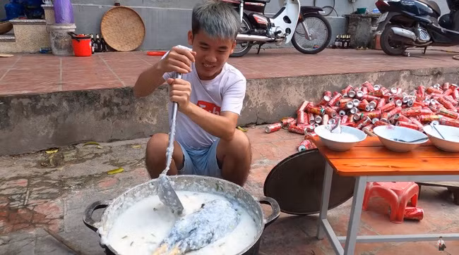 Sau đó, nam vlogger gây sốc khi trực tiếp bắt gà còn sống và cho nguyên con vào nồi cháo đang sôi mà không hề sơ chế. Video trở nên cao trào khi cả hai hoảng hốt phát hiện con gà còn nguyên lông trông rất kinh dị, đến mức cô em gái lập tức phun hết cháo trong miệng ra.
