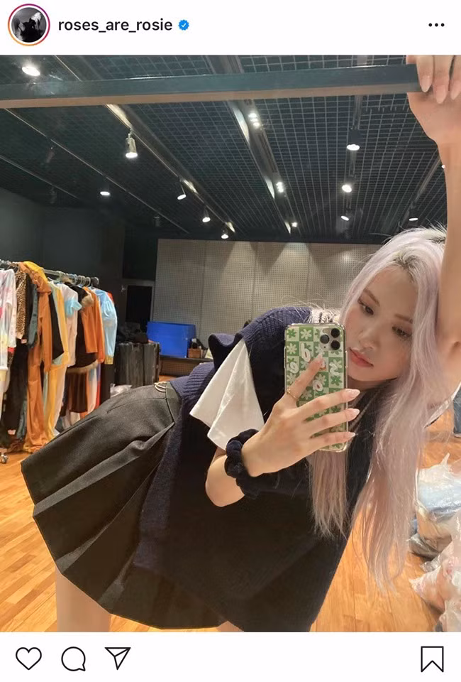 Trước đó không lâu, mỹ nhân BlackPink cũng xuất hiện bên chiếc iPhone 11 Pro Max của nhà Táo và bức ảnh vẫn tồn tại trên trang cá nhân của Rose đến hiện tại. Hành động này của Rose như một minh chứng cho thấy có vẻ BlackPink và Samsung đã ''đừng ai nấy đi'' sau thời gian quảng bá thương hiệu sản phẩm.