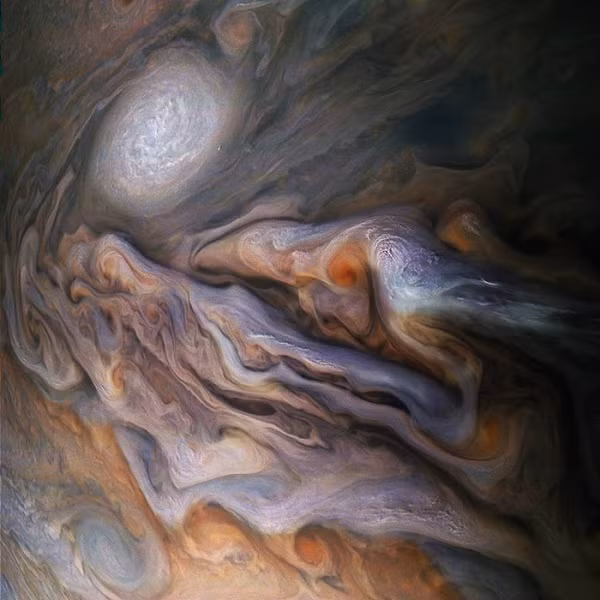 Tàu vũ trụ Juno của NASA tiến gần với sao Mộc để chụp được cận cảnh hành tinh tuyệt đẹp này.